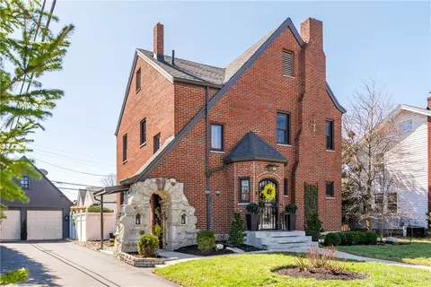 20 Oak Knoll Dr, Oakwood, OH 45419