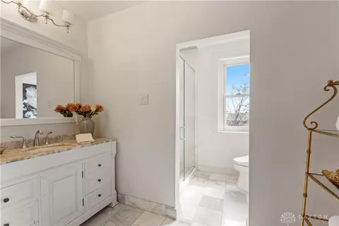 Bath - 949 Lenox Pl, Cincinnati, OH 45229 photo 6 of 11