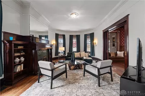 Living - 949 Lenox Pl, Cincinnati, OH 45229 photo 6 of 7