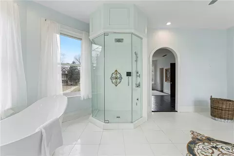 Bath - 949 Lenox Pl, Cincinnati, OH 45229 photo 3 of 11