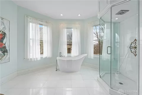 Bath - 949 Lenox Pl, Cincinnati, OH 45229 photo 5 of 11