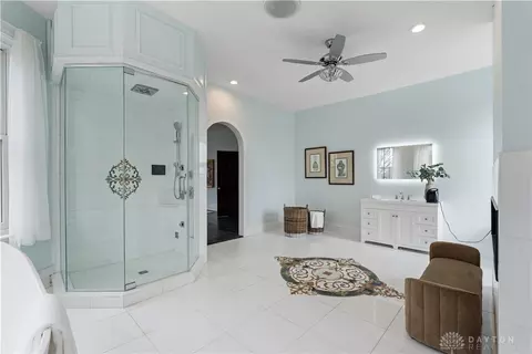 Bath - 949 Lenox Pl, Cincinnati, OH 45229 photo 4 of 11