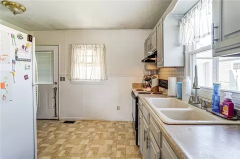 Kitchen - 903 Eastmoor Dr, Springfield, OH 45505 photo 2 of 2