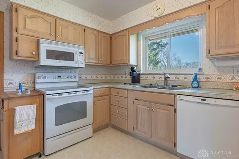 Kitchen - 261 Snow Hill Ave, Kettering, OH 45429 photo 4 of 4
