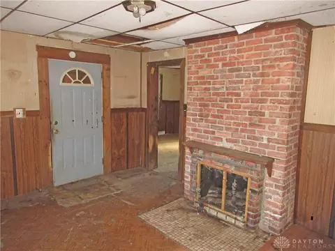 Living - 803 Warder St, Springfield, OH 45503 photo 2 of 3