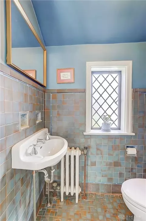 Bath - 439 Glenridge Rd, Kettering, OH 45429 photo 2 of 7