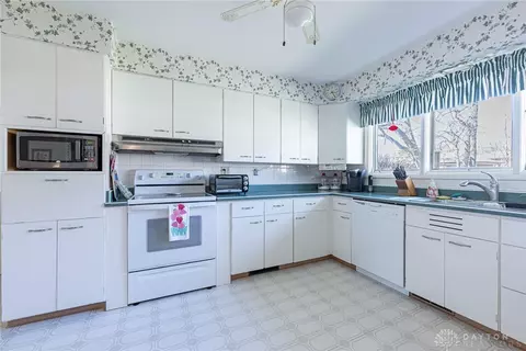 Kitchen - 238 Marchester Dr, Kettering, OH 45429 photo 2 of 5