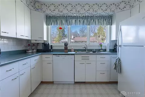 Kitchen - 238 Marchester Dr, Kettering, OH 45429 photo 4 of 5