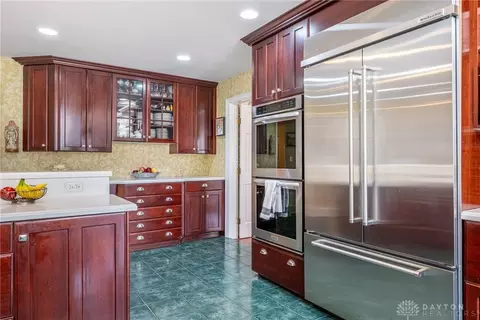 Kitchen - 533 Lockerbie Ln, Kettering, OH 45429 photo 5 of 5