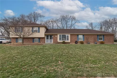 317 Blackstone Dr, Centerville, OH 45459