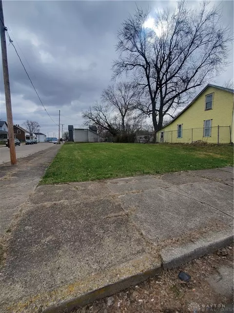 453 E Pleasant St, Springfield, OH 45505 photo 2