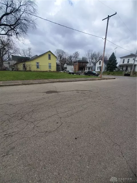 453 E Pleasant St, Springfield, OH 45505 photo 3