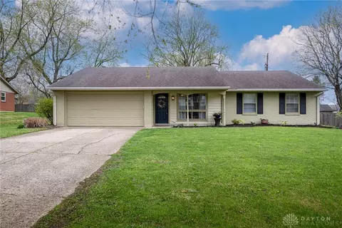 2135 Plantation Trl, Bellbrook, OH 45305