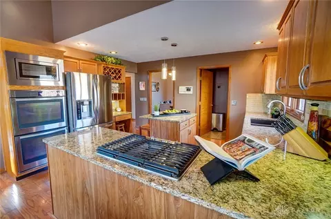 Kitchen - 845 Wind Bluff Pt, Springboro, OH 45066 photo 3 of 7