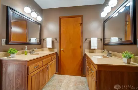 Bath - 845 Wind Bluff Pt, Springboro, OH 45066 photo 7 of 9