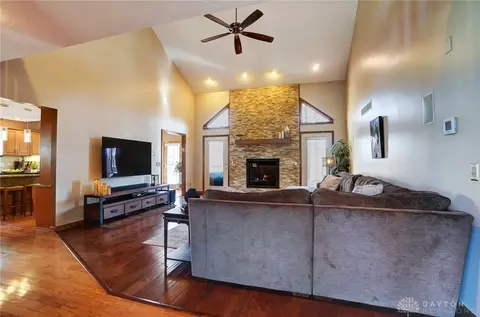 Living - 845 Wind Bluff Pt, Springboro, OH 45066 photo 2 of 7
