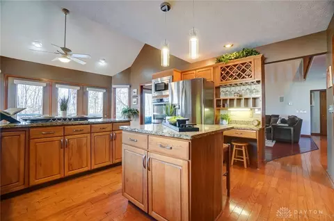 Kitchen - 845 Wind Bluff Pt, Springboro, OH 45066 photo 6 of 7