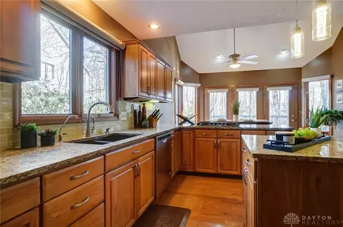 Kitchen - 845 Wind Bluff Pt, Springboro, OH 45066 photo 5 of 7