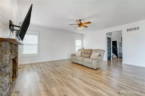 Living - 170 E Pugh Dr, Springboro, OH 45066 photo 2 of 5