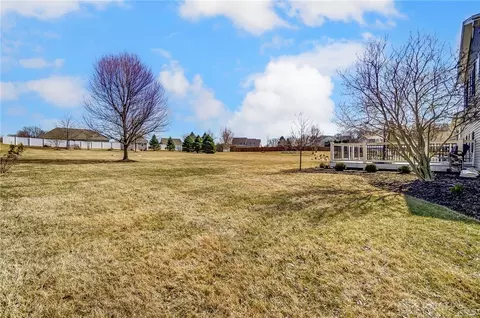 Exterior - 3040 Windy Ridge Dr, Springfield, OH 45502 photo 7 of 13