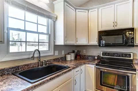 Kitchen - 3040 Windy Ridge Dr, Springfield, OH 45502 photo 2 of 5