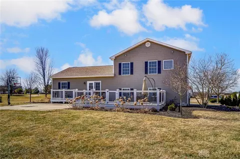 Exterior - 3040 Windy Ridge Dr, Springfield, OH 45502 photo 5 of 13