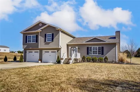 Exterior - 3040 Windy Ridge Dr, Springfield, OH 45502 photo 2 of 13