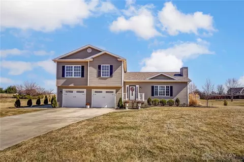 Exterior - 3040 Windy Ridge Dr, Springfield, OH 45502 photo 3 of 13