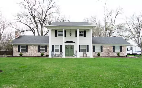6900 Curtwood Dr, Tipp City, OH 45371