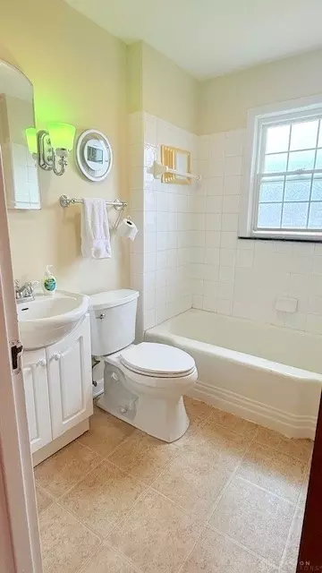 Bath - 1525 N Plum St #D, Springfield, OH 45504 photo 1 of 2