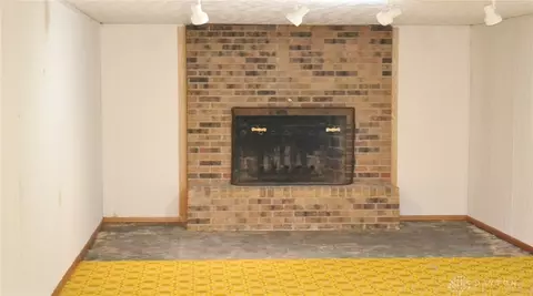 Living - 6419 Harvest St, Springfield, OH 45502 photo 4 of 4