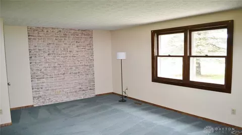 Living - 6419 Harvest St, Springfield, OH 45502 photo 1 of 4