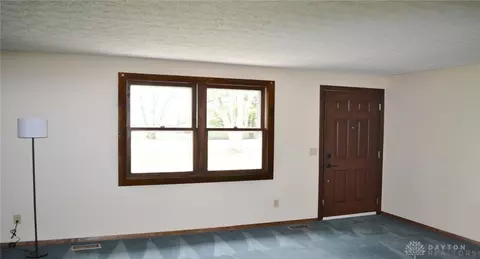 Living - 6419 Harvest St, Springfield, OH 45502 photo 2 of 4