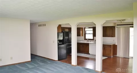 Living - 6419 Harvest St, Springfield, OH 45502 photo 3 of 4