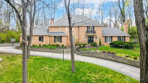 910 Runnymede Rd, Oakwood, OH 45419