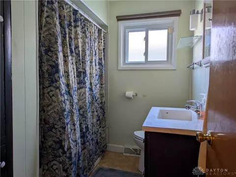 Bath - 429 W Parkwood Ave, Springfield, OH 45506 photo 1 of 1