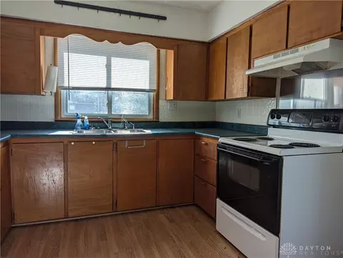 Kitchen - 429 W Parkwood Ave, Springfield, OH 45506 photo 2 of 2
