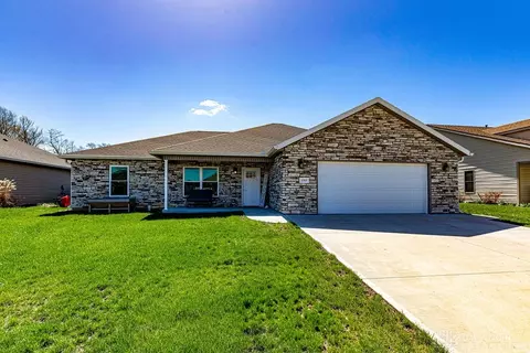 1313 Arrowhead Dr, Piqua, OH 45356