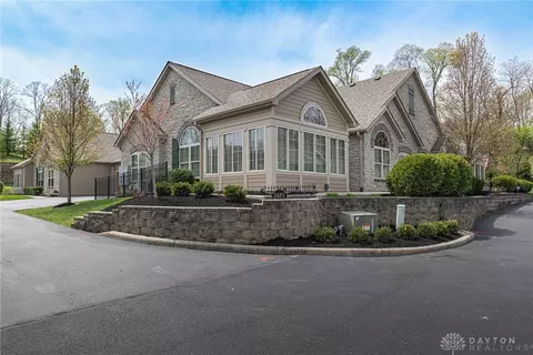 2483 Locust Hill Blvd, Beavercreek, OH 45431
