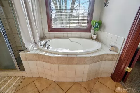 Bath - 1305 Greenoak Ct, Springfield, OH 45503 photo 5 of 9