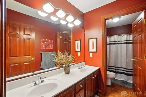 Bath - 1305 Greenoak Ct, Springfield, OH 45503 photo 6 of 9