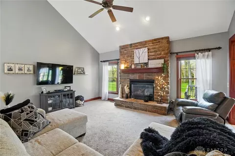 Living - 1305 Greenoak Ct, Springfield, OH 45503 photo 2 of 2