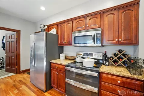 Kitchen - 1305 Greenoak Ct, Springfield, OH 45503 photo 5 of 6