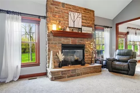 Living - 1305 Greenoak Ct, Springfield, OH 45503 photo 1 of 2