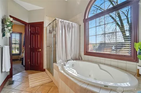 Bath - 1305 Greenoak Ct, Springfield, OH 45503 photo 4 of 9