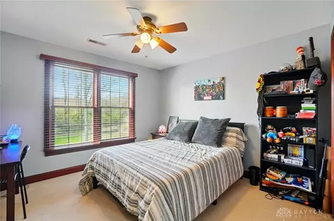 Bedroom - 1305 Greenoak Ct, Springfield, OH 45503 photo 9 of 12