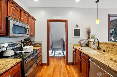 Kitchen - 1305 Greenoak Ct, Springfield, OH 45503 photo 4 of 6
