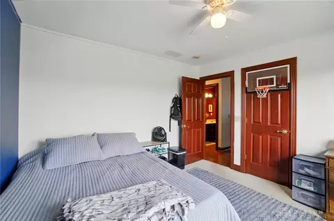 Bedroom - 1305 Greenoak Ct, Springfield, OH 45503 photo 5 of 12