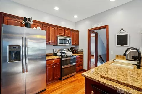 Kitchen - 1305 Greenoak Ct, Springfield, OH 45503 photo 2 of 6