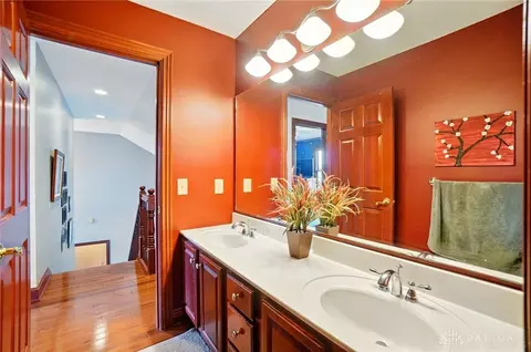 Bath - 1305 Greenoak Ct, Springfield, OH 45503 photo 7 of 9